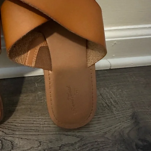 Universal Thread Flat Sandals. Size 8 - Picture 2 of 4